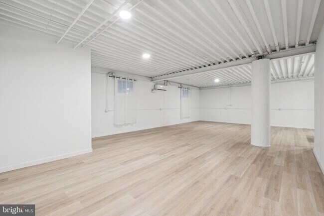 Building Photo - 1116 N Bodine St