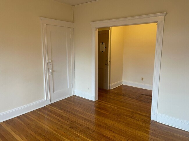 Building Photo - Brighton Near St Es Hospital and T stop 3rd  Floor Super sunny spacious 2 bed Nice Place! FREE MONTH