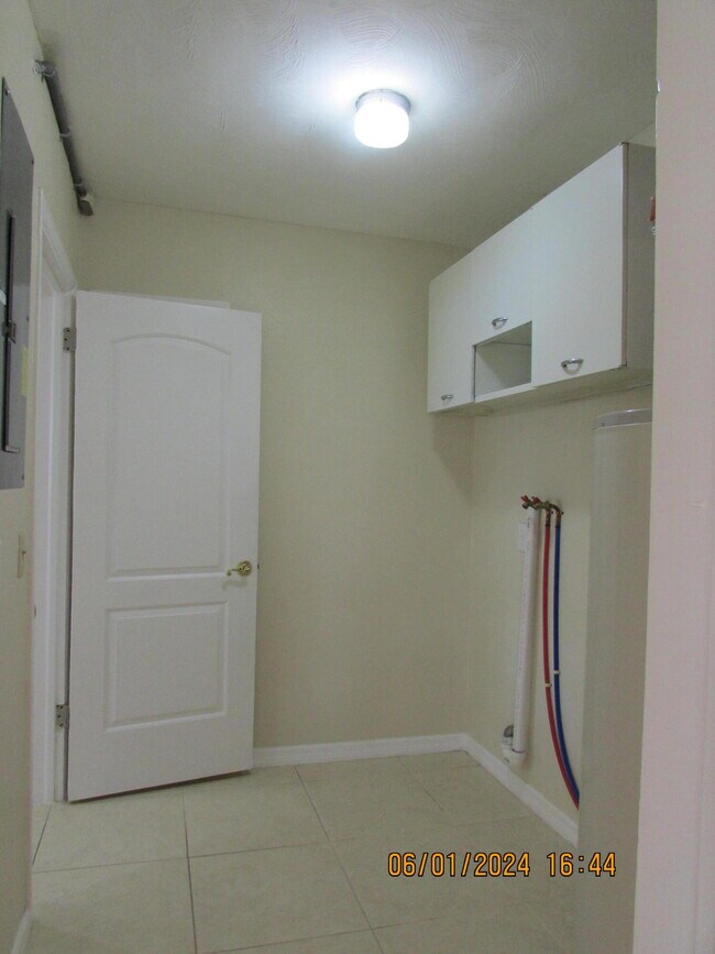 Building Photo - 211 W Laila Dr