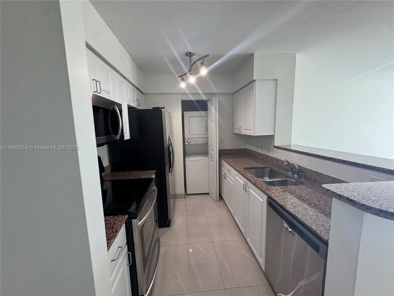 Building Photo - 1155 Brickell Bay Dr