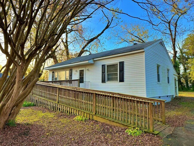Building Photo - Rancher with Large Back Yard!