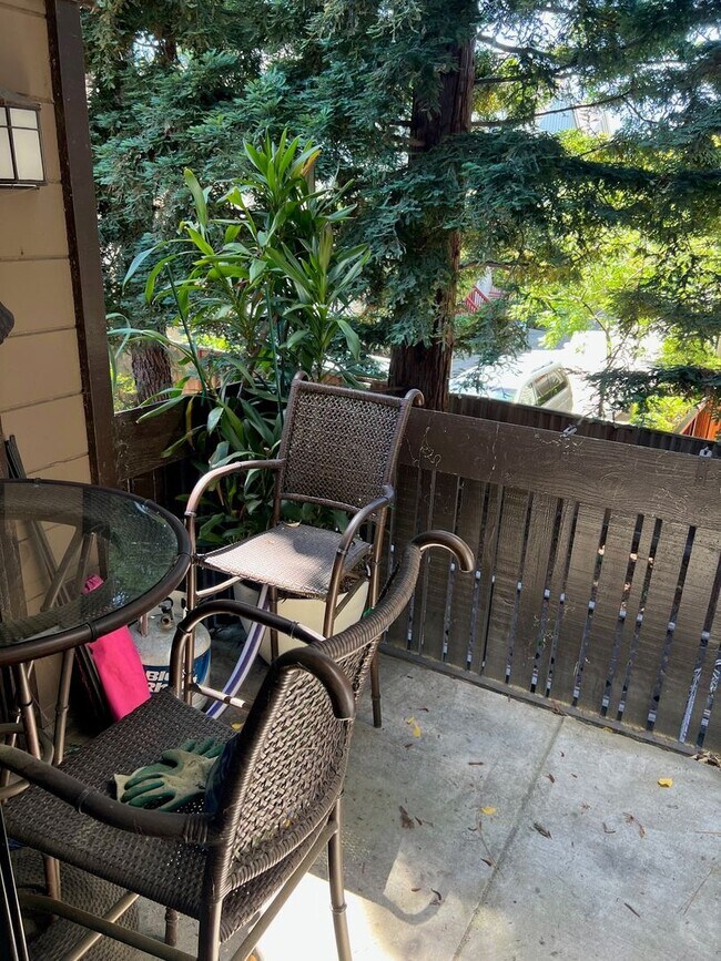 Building Photo - Palo Alto -Updated 3 Bedroom Condo In A Highly Sought After Neighborhood