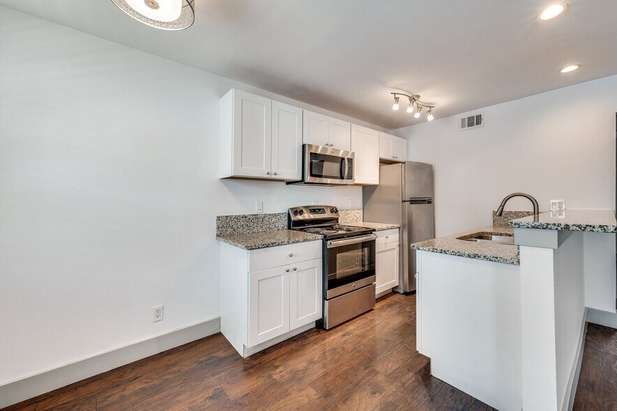 Building Photo - 4633 Fairmount St