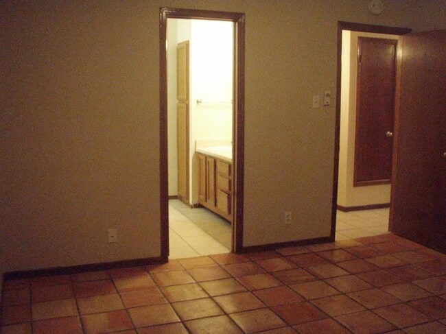 Building Photo - 746 Martha Gale Dr