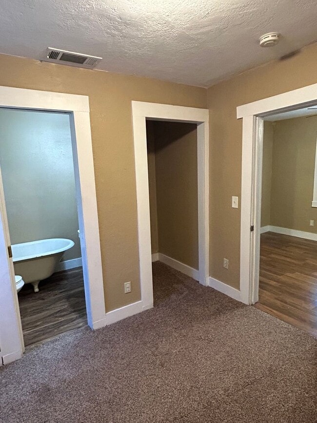 Building Photo - 4 bedroom 2 bath next to Chico State.