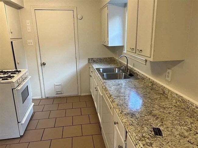 Building Photo - 4006 Heatherbrook Dr