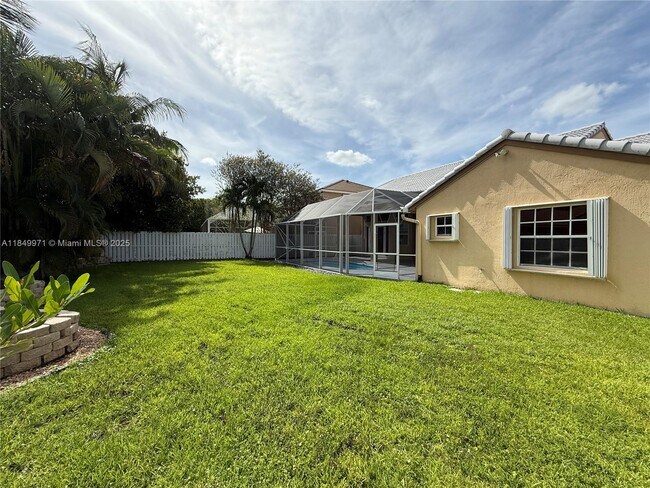 Building Photo - 807 Heritage Dr