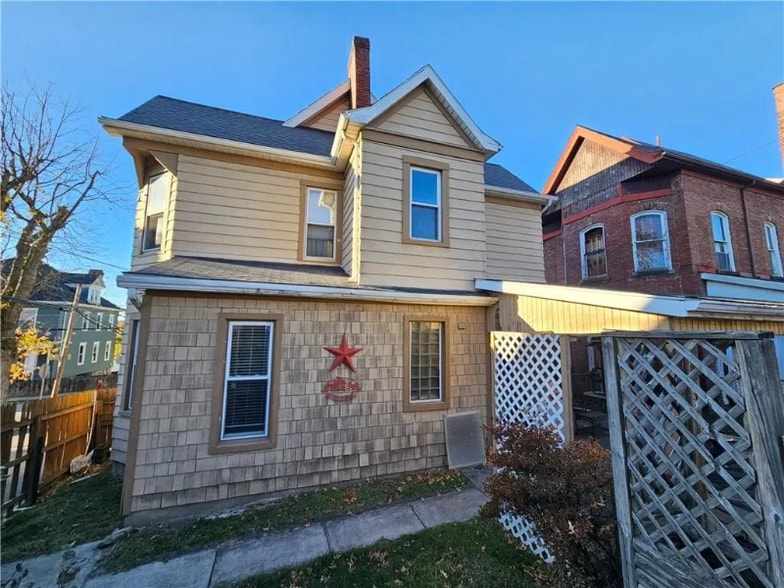 Building Photo - 19 Eagle St