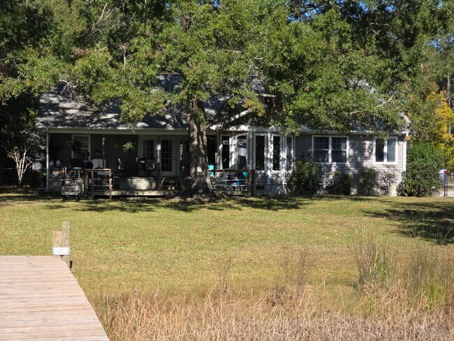 Building Photo - Beautiful 3 bedroom, 2 bath house with one car garage, located on Jonaquins Creek.