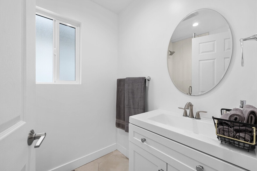 Building Photo - 18017 Collins St