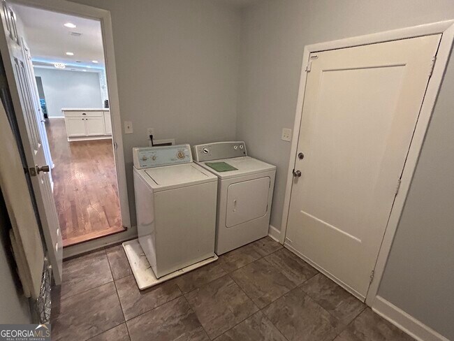 Building Photo - 116 Colonial Dr