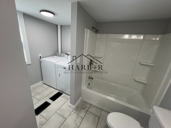 Building Photo - Newly Remodeled 2 Bedroom + Bonus Room Home