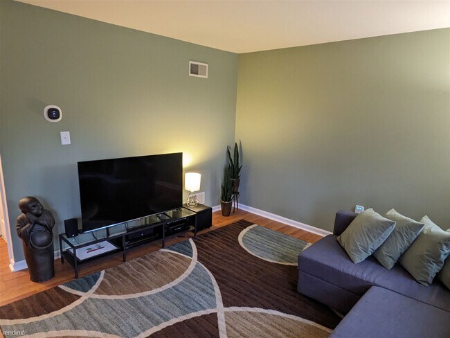 Building Photo - 3 br, 1.5 bath Townhome - 767 Knoll Drive