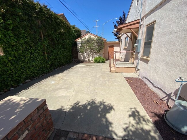 Building Photo - 214 S Bonita St