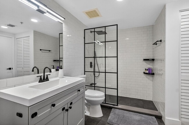 Building Photo - 1750 N Bayshore Dr