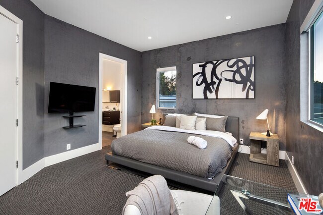 Building Photo - 2666 Hutton Dr