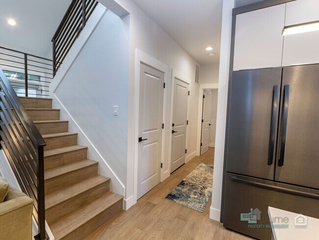 Building Photo - Fully Furnished Lake Oswego Gem!!!!