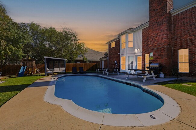 Building Photo - 6440 Knoll Ridge Dr