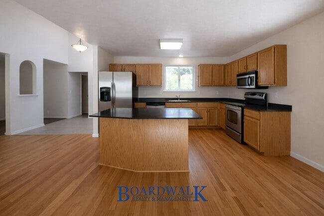 Building Photo - Beautiful 6 Bedroom Home in Sandy!