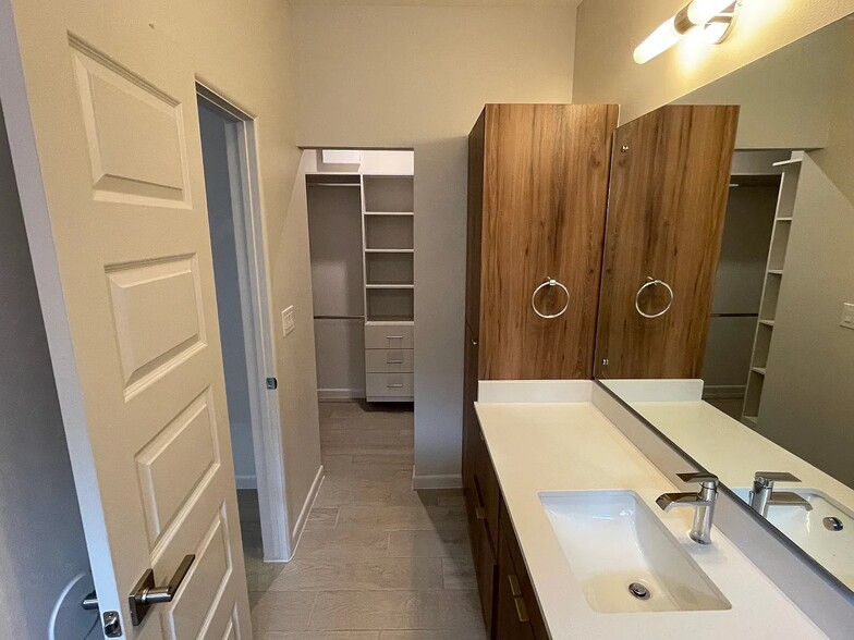 Building Photo - 3317 Duke Ave