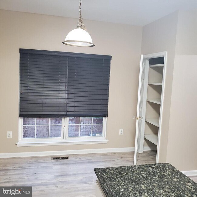 Building Photo - 9750 Granary Pl