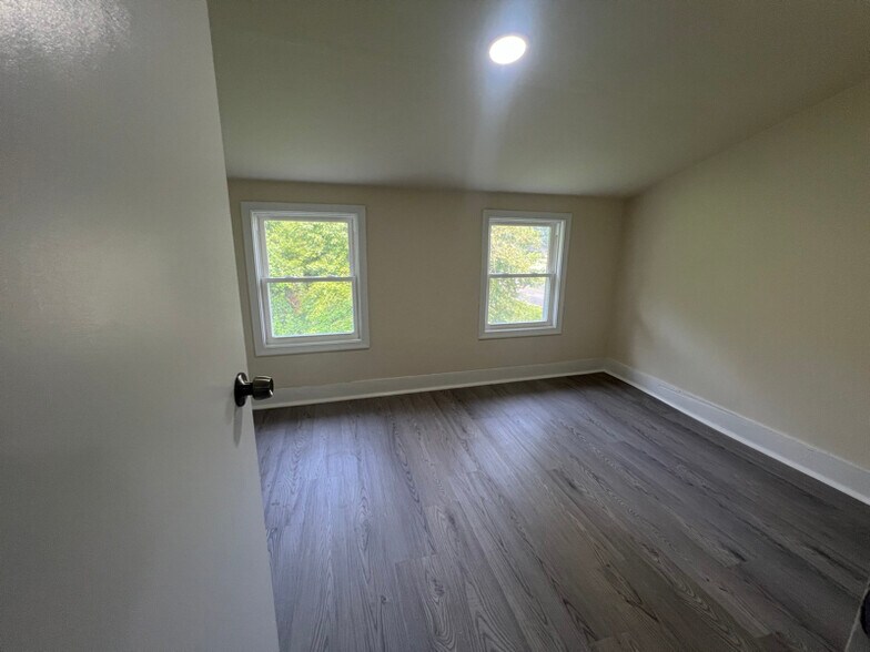 Building Photo - 680 E Main St