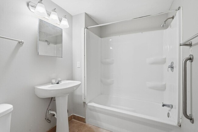 Building Photo - Updated 2-Bed 1-Bath Unit - Available Now!