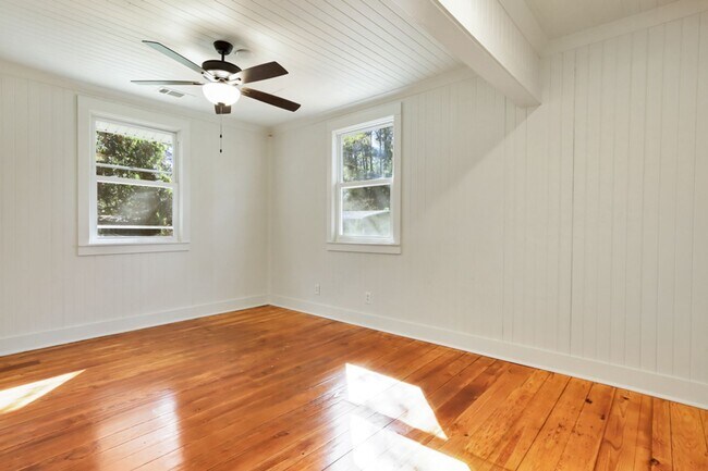 Building Photo - Great location