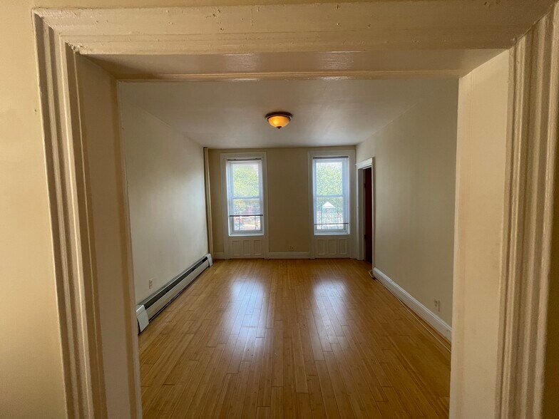 Optional Livingroom /bedroom - 98 Bristol St