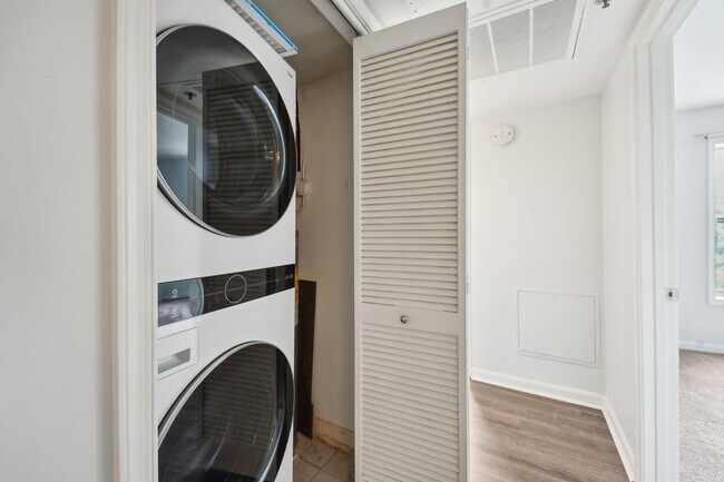 Building Photo - Beautiful 2-bedroom condo!