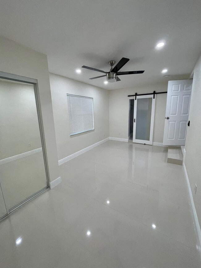 Building Photo - 1809 NW 13th Ct