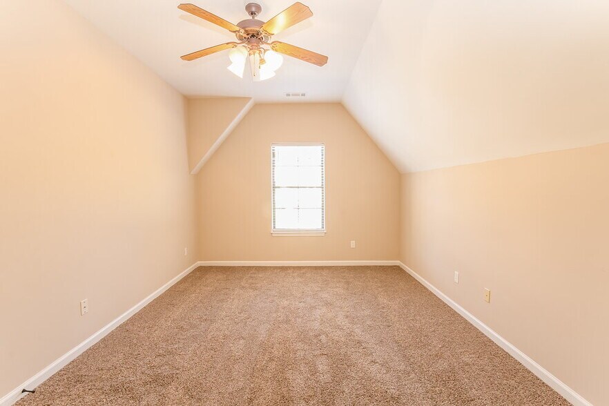 Building Photo - 450 Garden Springs Dr