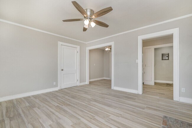 Building Photo - 4215 SW 11th Ave