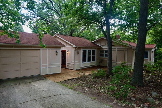 Building Photo - 611 Robin Rd