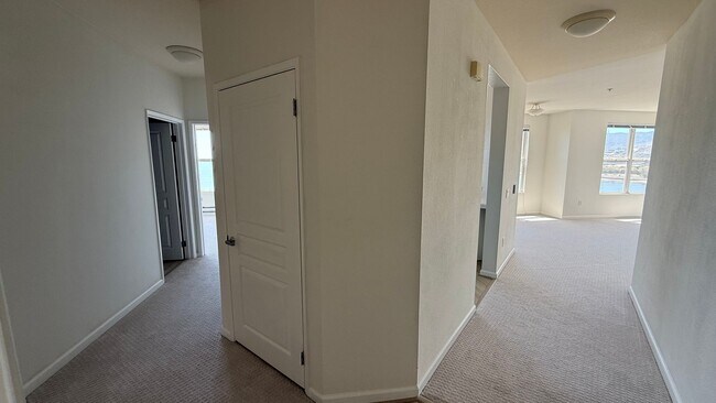 Building Photo - Epic REA - Top floor, Sweeping Views, 3 BR...