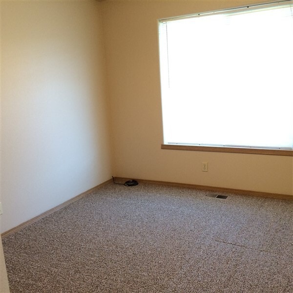 Building Photo - 2147-2149 SW Canyon Dr