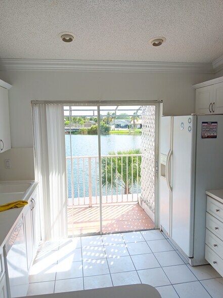 Building Photo - 6940 NW 173rd Dr