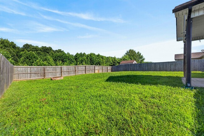 Building Photo - Pet Friendly Three Bedroom!