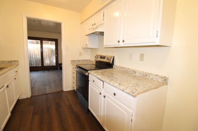 Building Photo - 3206 Briar Ct