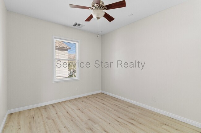 Building Photo - 2129 E Huntington Dr