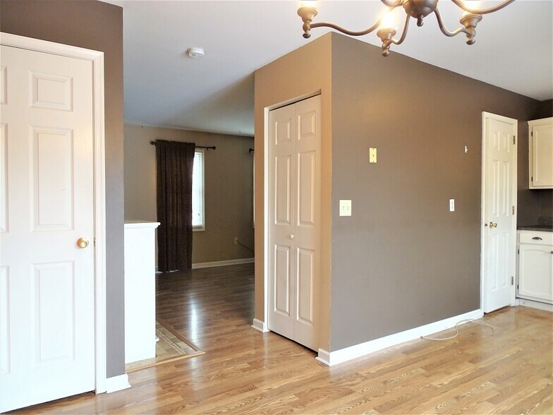 Building Photo - 137 Village Ct