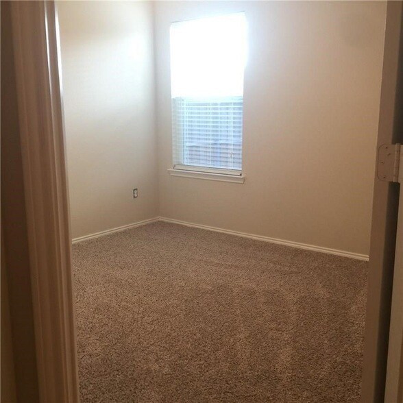 Building Photo - 9205 Lenox Dr