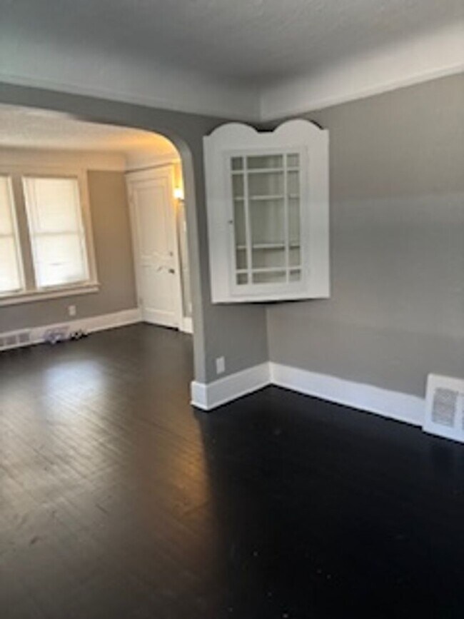 Building Photo - 7543 Lozier Ave