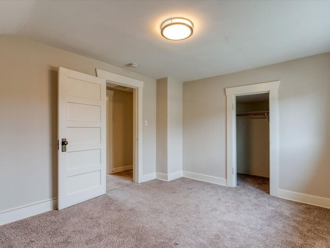 Building Photo - Beautifully remodeled corner lot Roosevelt Home