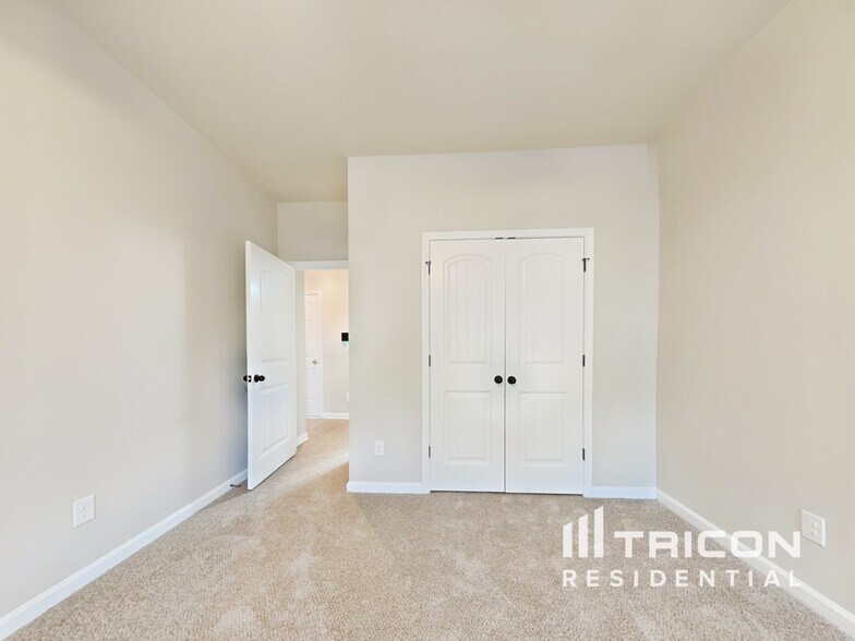 Building Photo - 3015 Button Cir