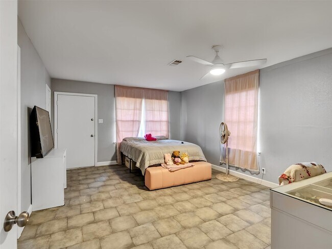Building Photo - 815 Avenue G