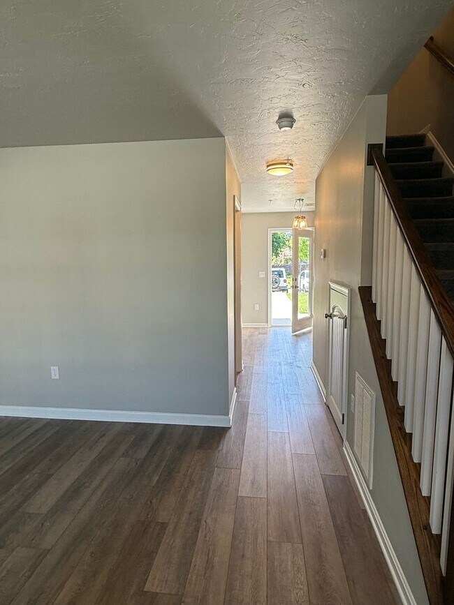 Building Photo - 3 Bedroom & 2.5 Bathroom Townhouse in Carlisle!