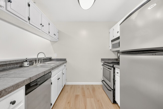 Building Photo - 440 English Ivy Dr