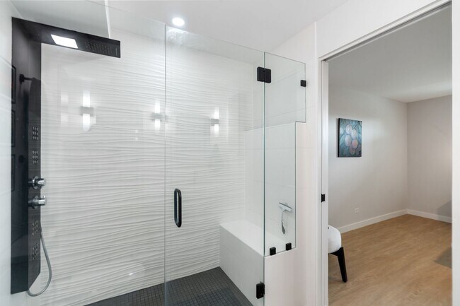 Building Photo - Waikiki Beach Gem- Fully Furnished 2BR/2BA...