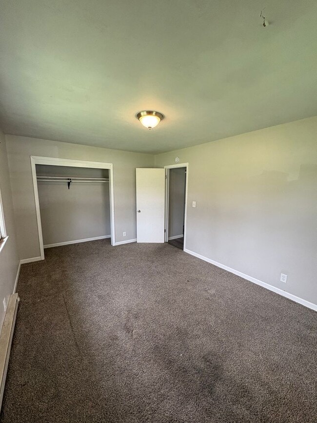 Building Photo - 2 Bedroom 1 Bathroom Duplex in Cedar Falls!